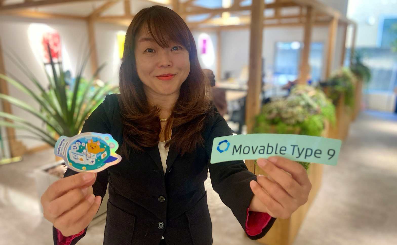 MTステッカーを持つヨリミルブログ編集長