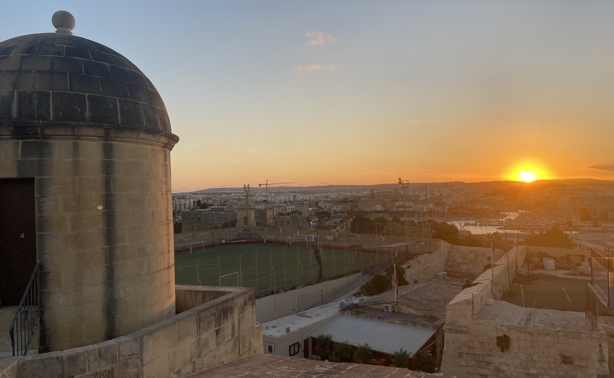 夕日に染まるセントジュリアンの羨望